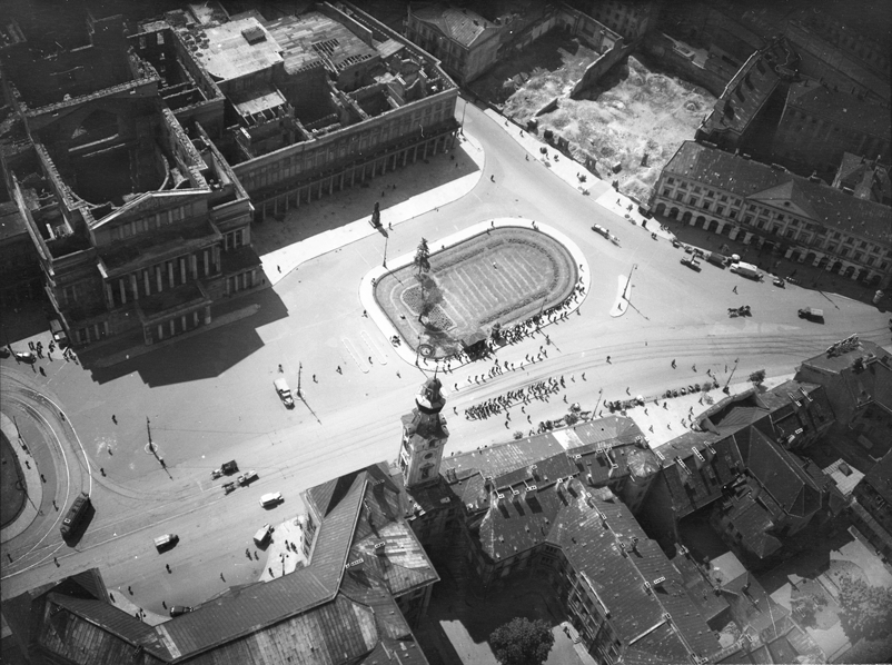 Plac Teatralny ze zniszczonym Teatrem Wielkim i Teatrem Narodowym, niemieckie zdjęcie lotnicze z przełomu kwietnia i maja 1944 / Bildarchiv Foto Marburg Plac Teatralny ze zniszczonym Teatrem Wielkim i Teatrem Narodowym, niemieckie zdjęcie lotnicze z przełomu kwietnia i maja 1944 / Bildarchiv Foto Marburg